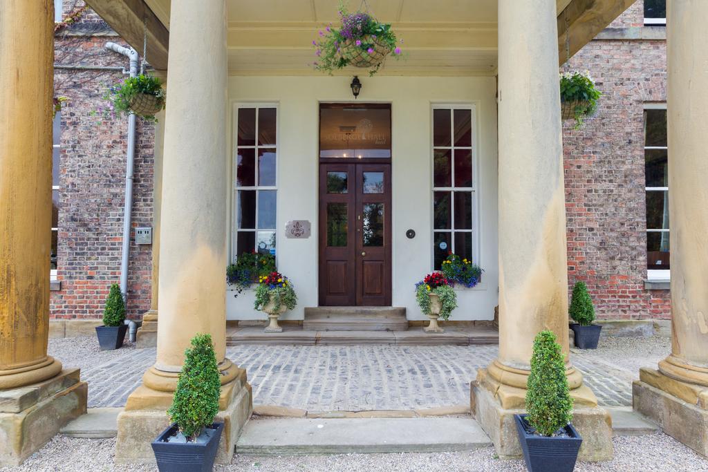 Entrance to the hotel